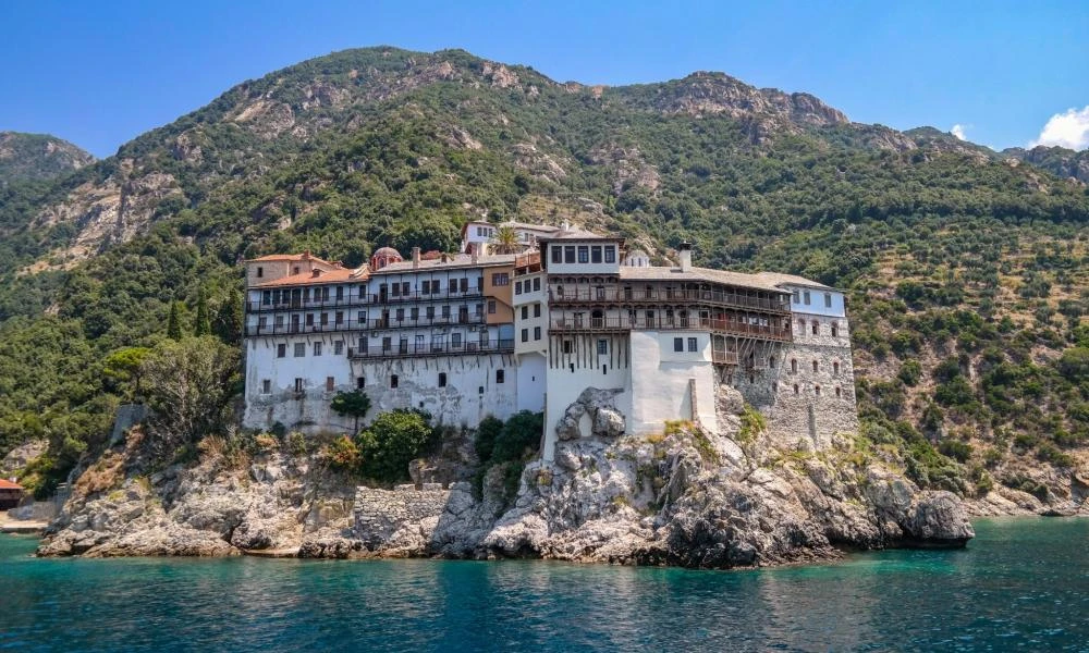 Ανδρας εγκλωβίστηκε σε απόκρημνο σημείο στο Άγιο Όρος